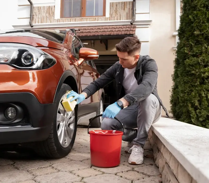 Lavage auto à domicile Chapelle-Viviers : professionnel intervenant sur un véhicule